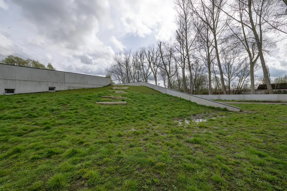 Ons gloednieuwe scoutsgebouw aan Broekstraat 123, met zicht op de Polder